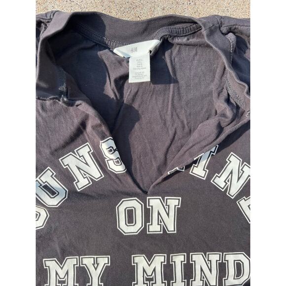 H&M Top Women Size Large Gray Split V-Neck Graphic Short Sleeve Tee Shirt Casual - Picture 4 of 6